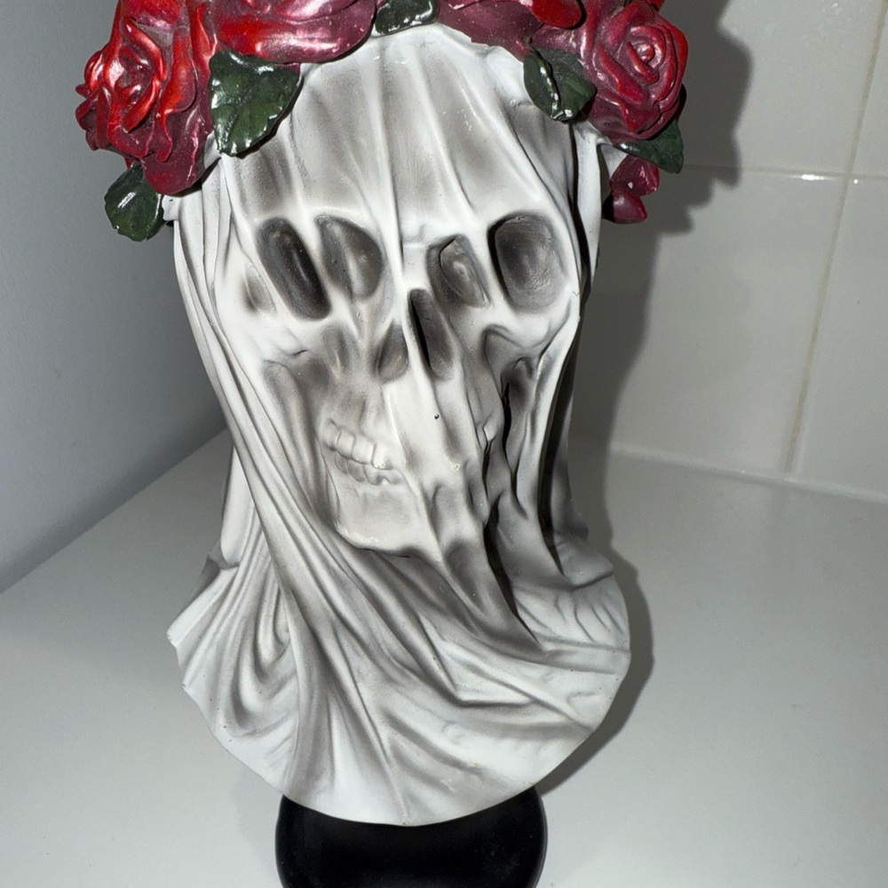 Skull Sculpture with Red Roses - Picture 6 of 8